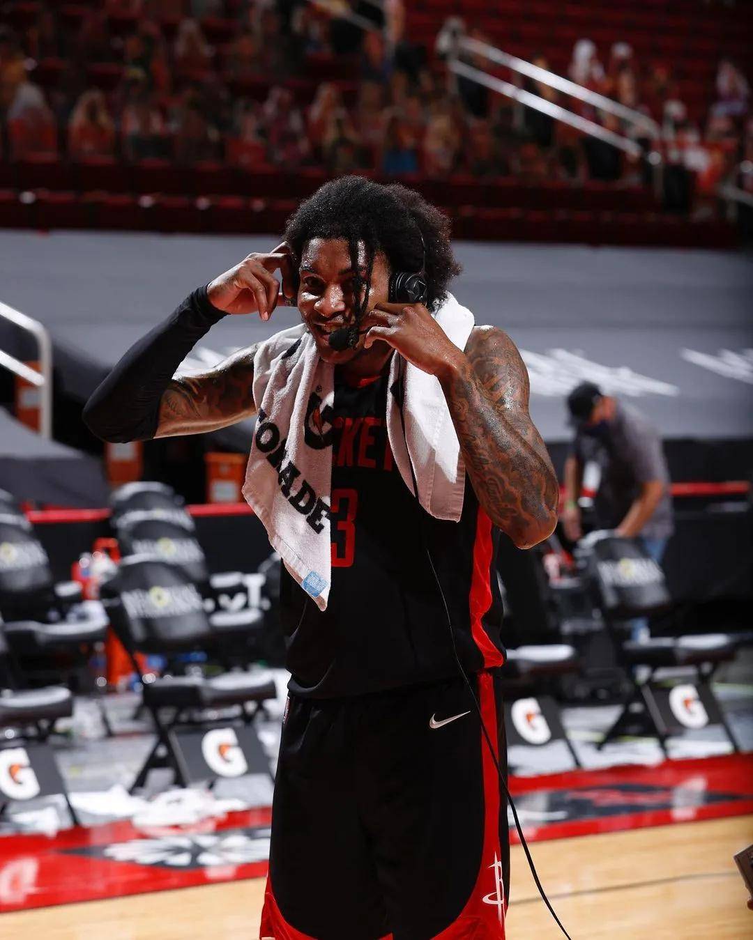 NBA常规赛倒计时，山东泰山集结日更衣室发声，细节引发关注，更衣室稳定，临场指挥获称赞的简单介绍