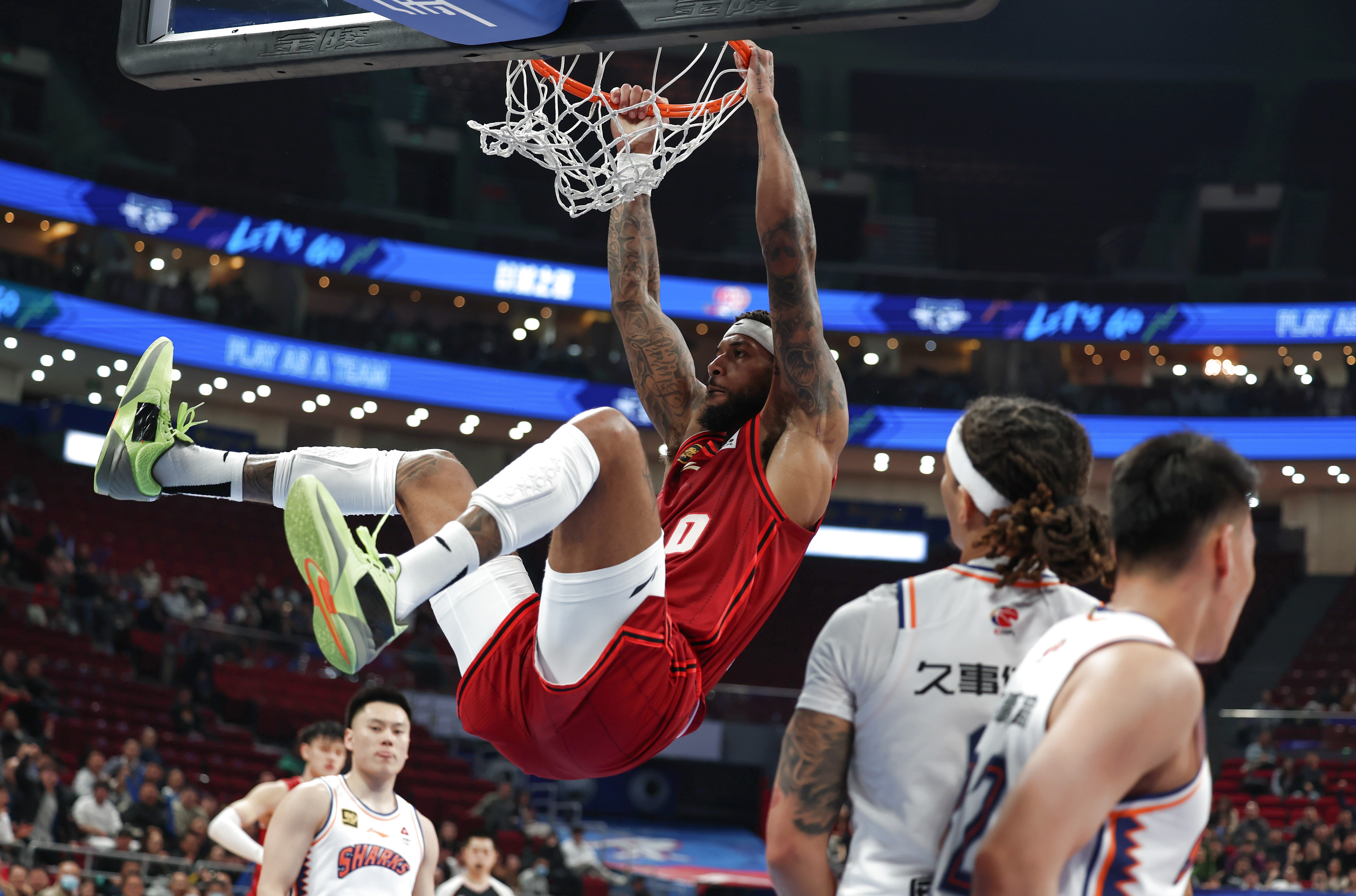 今晚国王杯焦点战，勒沃库森篮板制胜，球迷炸锅，身体对抗强度拉满-九游体育入口