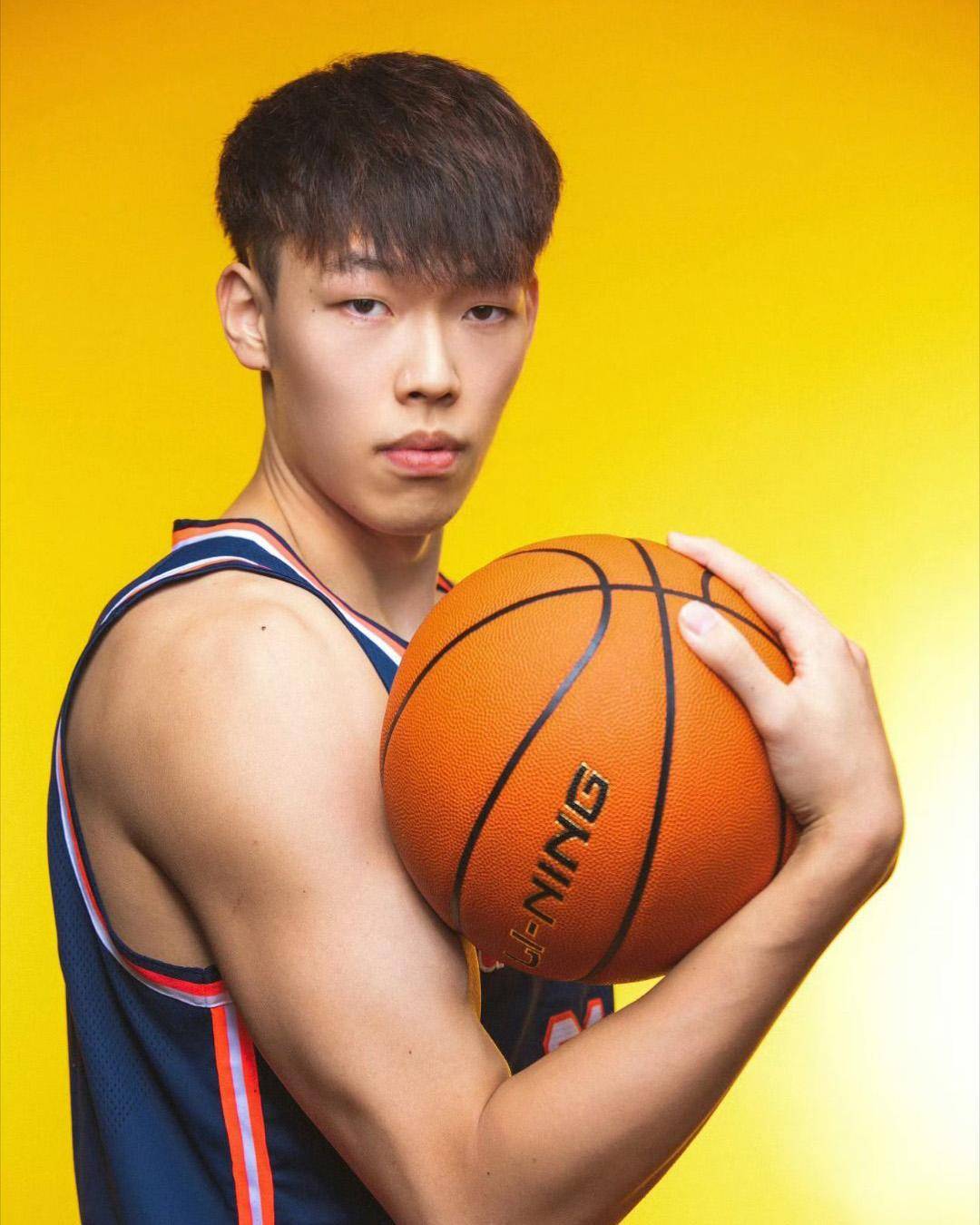 亚冠赛程吃紧，广东宏远窗口期临场应变，底气十足，年轻球员得到机会的简单介绍